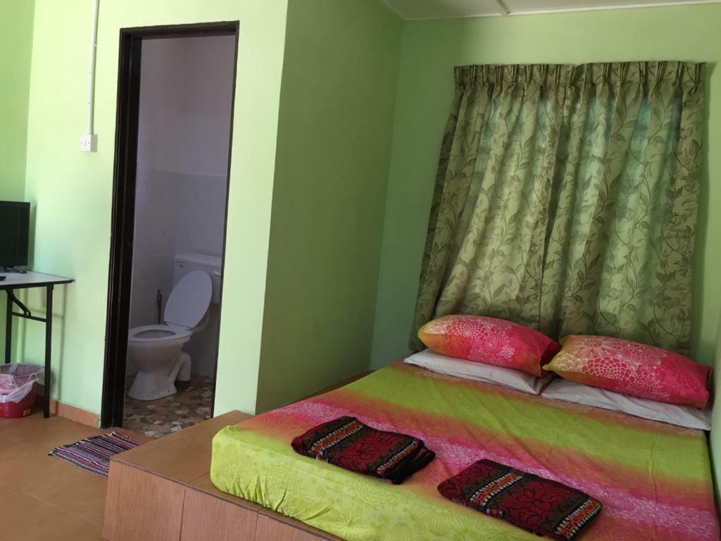 Lopoh Waterfront Budget Chalets Villa ฮูลูลางัต ภายนอก รูปภาพ