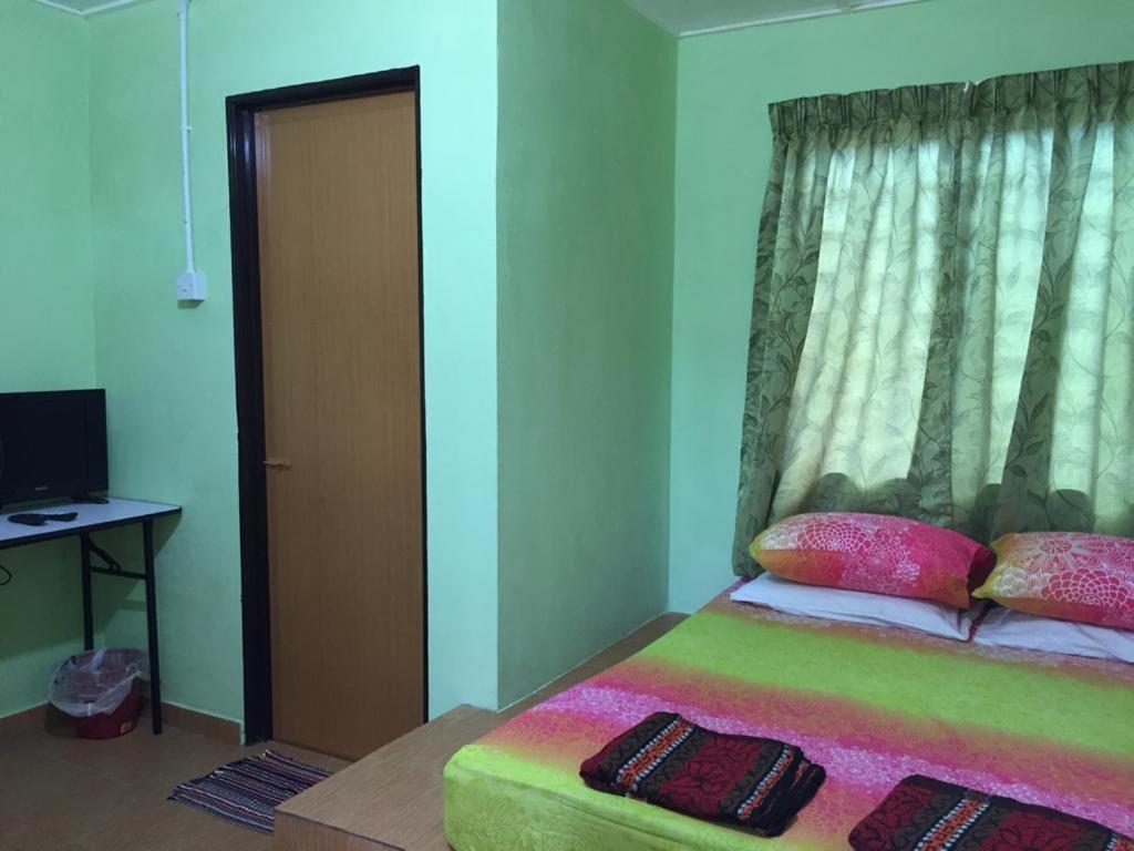 Lopoh Waterfront Budget Chalets Villa ฮูลูลางัต ภายนอก รูปภาพ